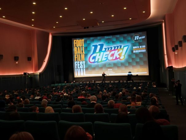 Ein voller Kinosaal mit vielen Schüler und Schülerinnen der Schule am Hamburger Platz 