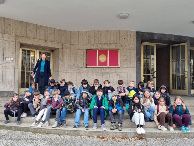 Die Klasse 4a probt den grimmigen Gesichtsausdruck.