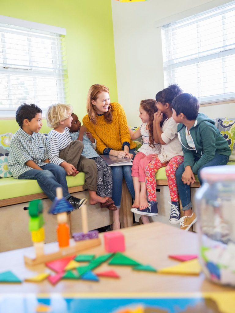 Eine Erzieherin spricht mit Kindern.