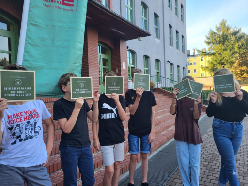 Die Kinder lernen wichtige Kinderrechte kennen.