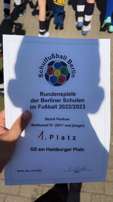 Die Siegerurkunde der Schule am Hamburger Platz beim Fußball