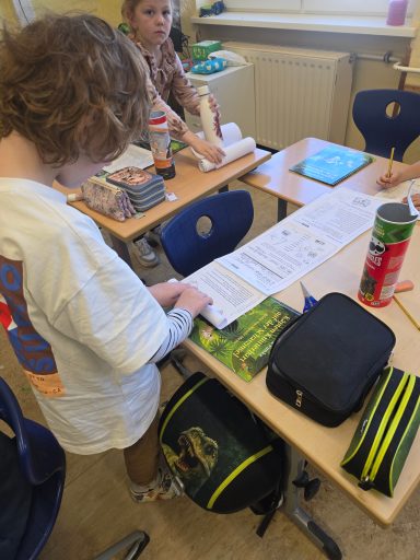 Die Schüler/innen der Lerngruppe arbeiteten an ihren Leserollen zum Buch "Käpten Knitterbart".