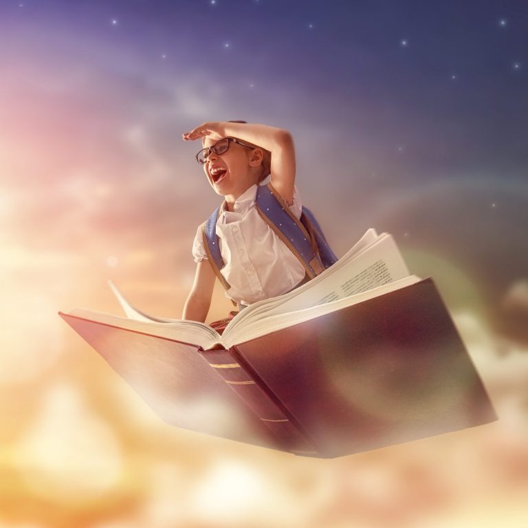 Ein Kind fliegt auf einem Buch durch die Phantasie.