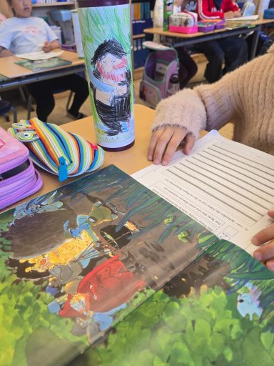 Die Schüler/innen der Lerngruppe arbeiteten an ihren Leserollen zum Buch "Käpten Knitterbart".