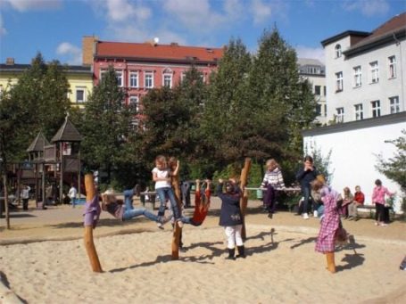 An den Stangen können die Kinder spielen und klettern.