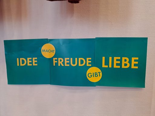 Drei Karten mit den Wörtern Idee, Freude, Liebe