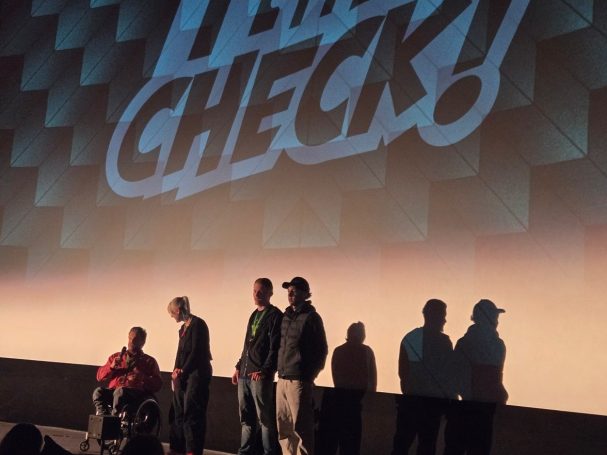 4 filmbeteiligte Menschen sind auf der Bühne und erzählen vom Film