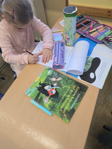 Die Schüler/innen der Lerngruppe arbeiteten an ihren Leserollen zum Buch "Käpten Knitterbart".