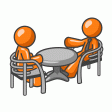 Zwei Personen sitzen gegenüber und sprechen miteinander.