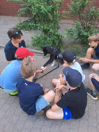 Besuch der Rettungshundestaffel 