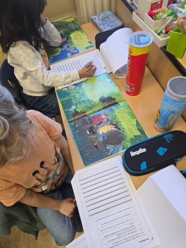 Die Schüler/innen der Lerngruppe arbeiteten an ihren Leserollen zum Buch "Käpten Knitterbart".