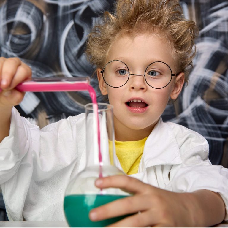 Schüler mit Brille mischt Reagenzien im Labor