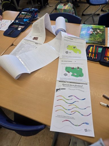 Die Schüler/innen der Lerngruppe arbeiteten an ihren Leserollen zum Buch "Käpten Knitterbart".