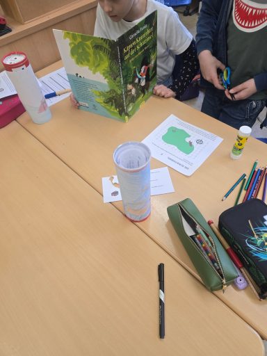 Die Schüler/innen der Lerngruppe arbeiteten an ihren Leserollen zum Buch "Käpten Knitterbart".