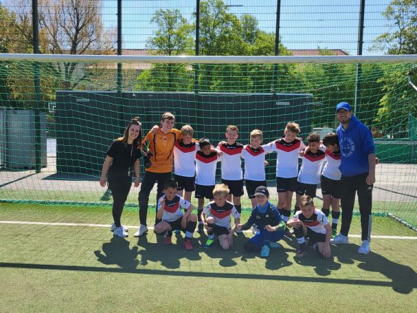 Das Fußballteam der Schule am Hamburger Platz stellt sich vor