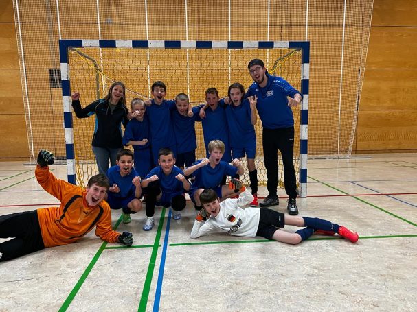 Das Fußballteam der Schule am Hamburger Platz stellt sich vor