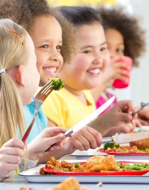 Kinder essen das Mittagessen.