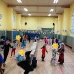 Die Kinder feiern Fasching in der Turnhalle.