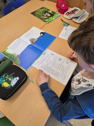 Die Schüler/innen der Lerngruppe arbeiteten an ihren Leserollen zum Buch "Käpten Knitterbart".